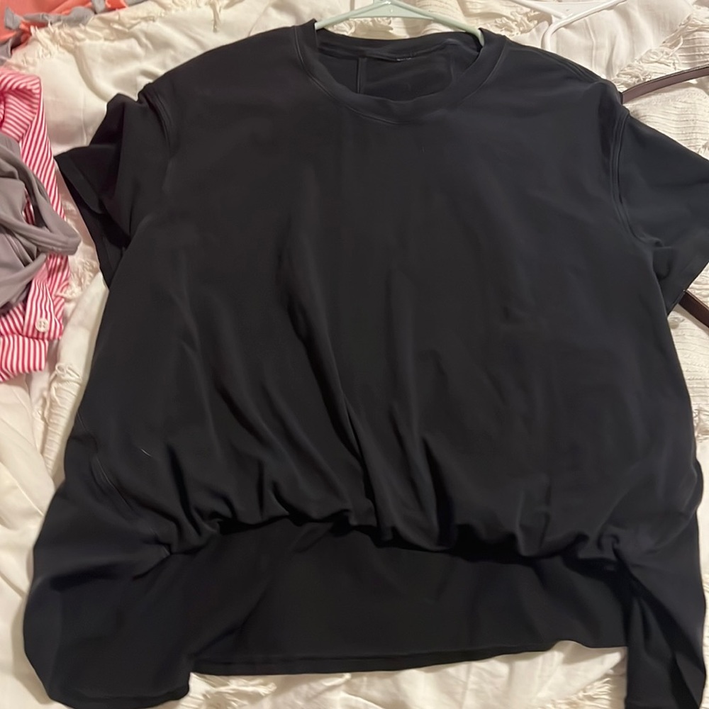 black lululemon shirt